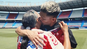Teófilo Gutiérrez contó que, con su primer sueldo, compró un pollo asado para compartir con su madre tras años de carencias: “Solo lo veíamos por televisión”