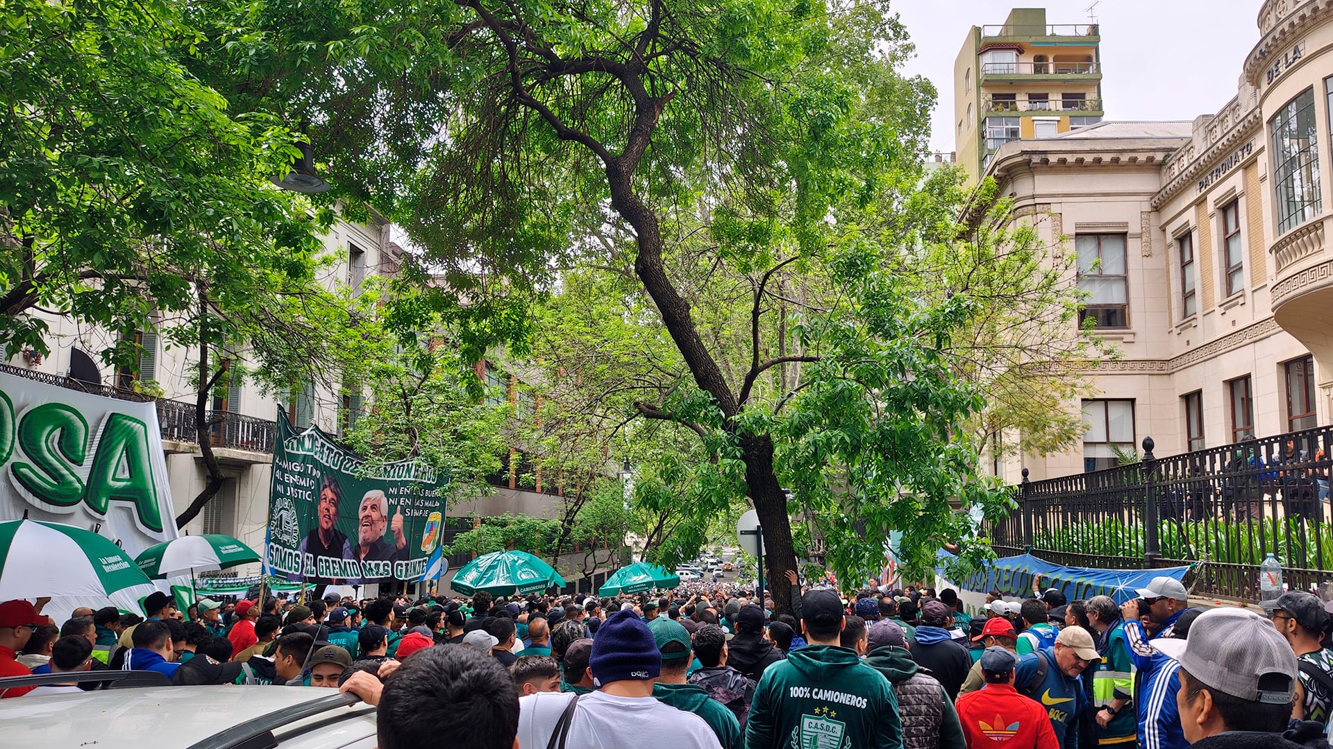 El Sindicato de Camioneros movilizó ante la Comuna 1 al personal de recolección de residuos