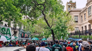 El Sindicato de Camioneros movilizó ante la Comuna 1 al personal de recolección de residuos