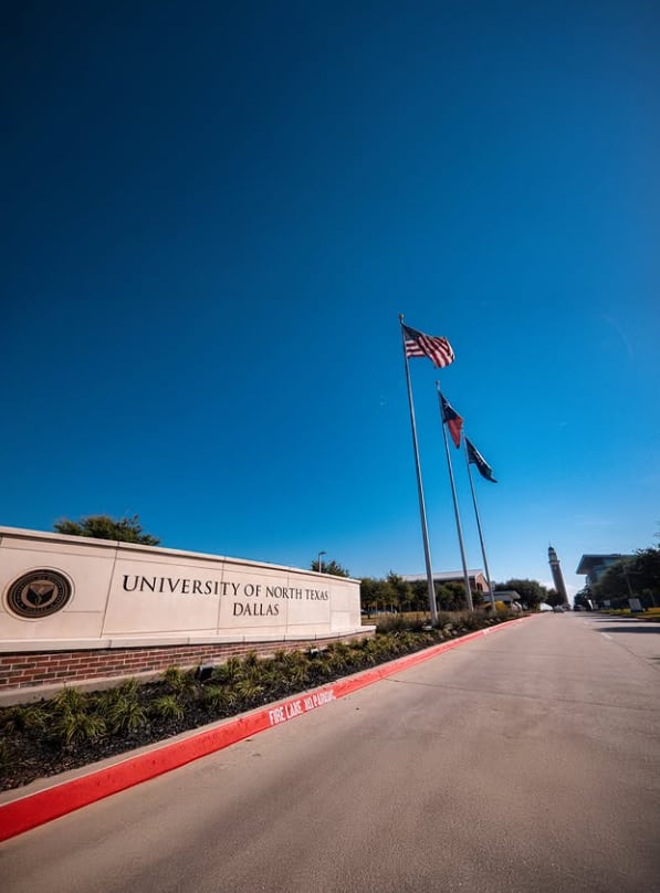 El beneficio está dirigido a residentes texanos con ingresos familiares limitados, que cumplan criterios académicos y de elegibilidad financiera establecidos por la universidad (@untdallas)
