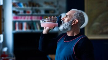 Tomar jugos y licuados con