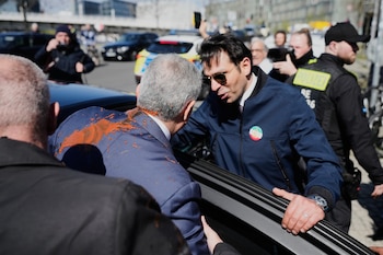 El príncipe heredero iraní exiliado, Reza Pahlavi, fue rociado con líquido rojo en Berlín