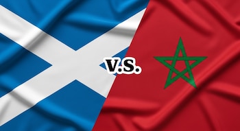 Una imagen dividida en dos partes muestra la bandera de Escocia a la izquierda y la bandera de Marruecos a la derecha, con el texto "V.S." en el centro.