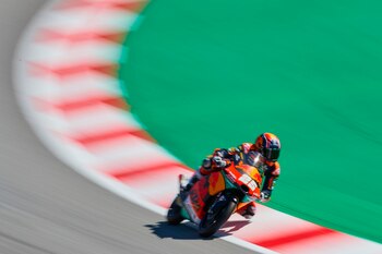 El piloto español del equipo de Moto 3 Red Bull KTM Raúl Fernández durante unos entrenamientos. EFE/Alejandro García/Archivo