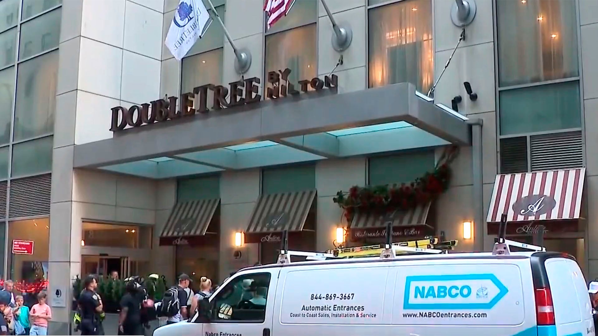 El NYPD informó que siete personas resultaron heridas por la exposición al gas pimienta y que dos de ellas fueron hospitalizadas