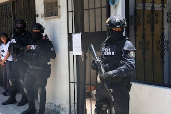 CIUDAD DE MÉXICO, 21JULIO2026.- Fue hallada muerta una mujer de la tercera de edad al interior de domicilio, ubicado en la colonia Gertrudis Sánchez. La FGJ coloco fuera de la casa sellos "desaparición cometida por particulares". Investigaciones indican que dentro del hogar se encontró tirado y esculcado, sin cosas de valor como si hubiese sido robo a casa habitación. La víctima llevaba 4 meses desaparecida, con ficha de búsqueda y hasta ahora FGJ dió orden de cateo el lugar, al ingresar encontraron el cuerpo en avanzado estado de descomposición. FOTO: ROGELIO MORALES/CUARTOSCURO.COM