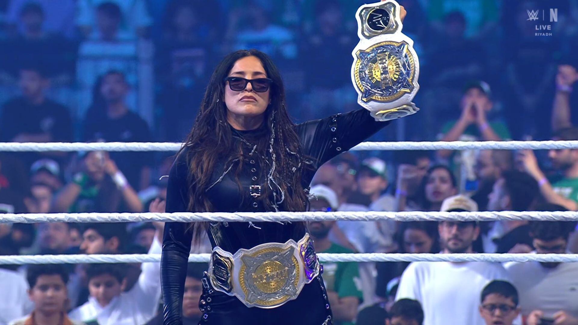 Desde los primeros segundos, Raquel impuso su poder físico, lanzando a Ripley con potentes Fallaway Slams. (Captura de pantalla)