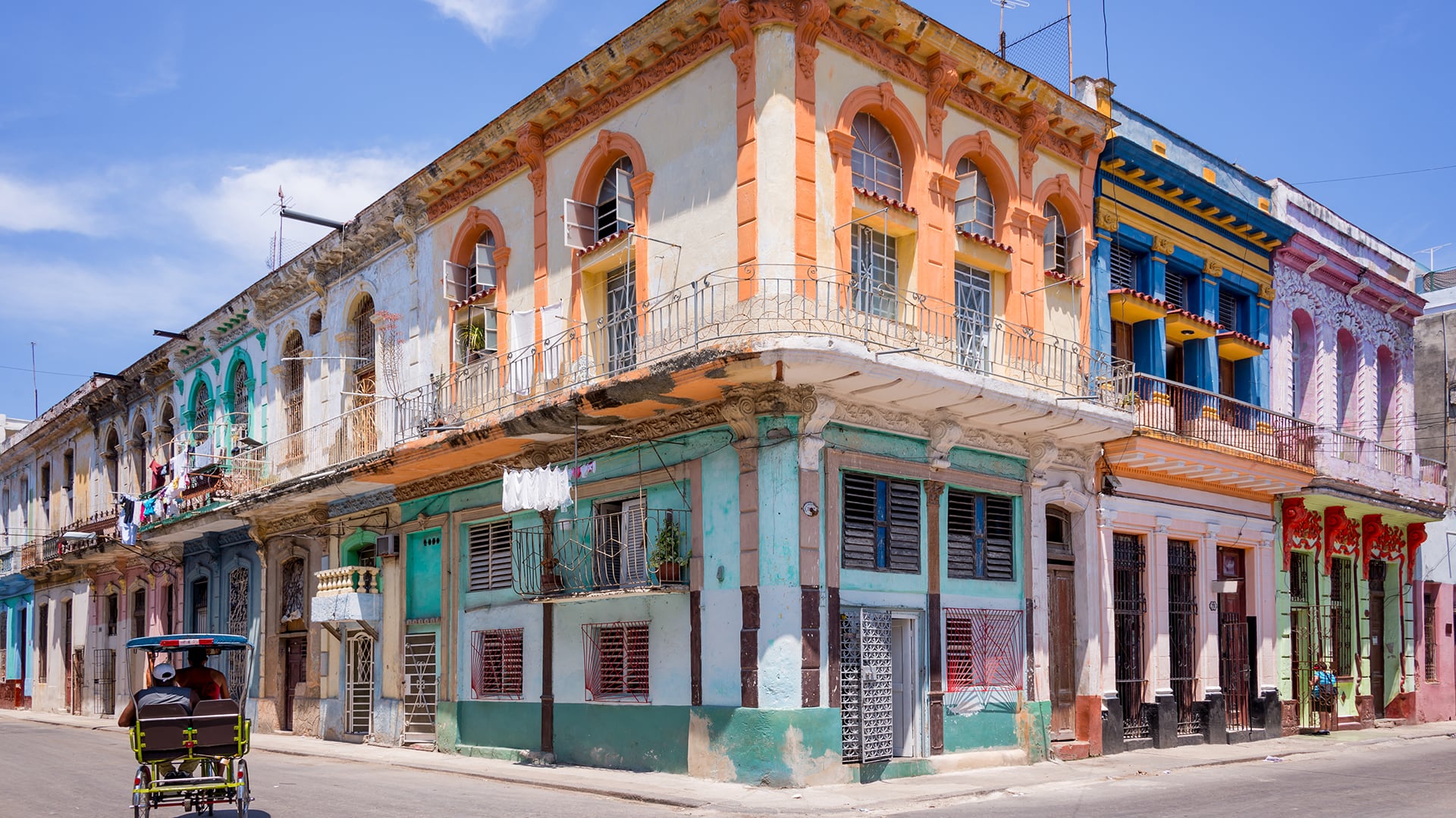 El contraste entre las zonas turísticas y las viviendas de los cubanos, es notable (Getty)