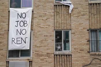 "Sin empleo, sin alquiler". Estudios indican que unos 40 millones de estadounidenses afrontan una situación vulnerable de vivienda, con riesgo de quedar en la calle (Reuters)