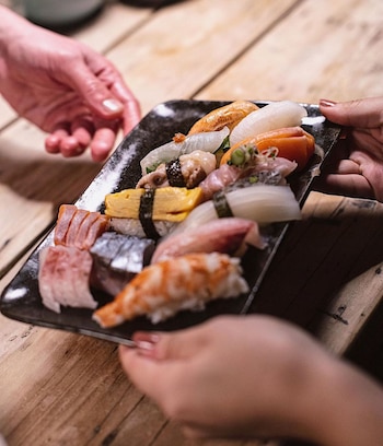 A una cuadra del Barrio Chino, se encuentra el local donde sirven sushi con la particularidad de omitir piezas con salmón rosado