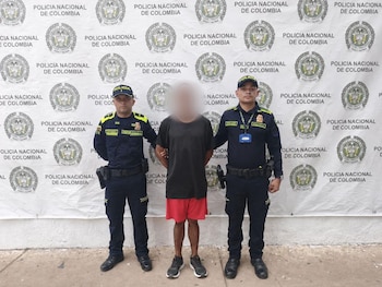 Alias León coordinaba el traslado de las víctimas a distintos hoteles y hostales de Colombia, manteniéndolas bajo vigilancia y control absoluto - crédito Policía Nacional/Dijín