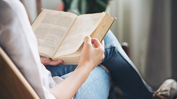 Una mujer leyendo un libro (Magnific)
