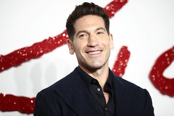 La vulnerabilidad y la experiencia del fracaso son motores creativos clave para Jon Bernthal, quien reconoce que aprender de la crítica fortalece su resiliencia (REUTERS)