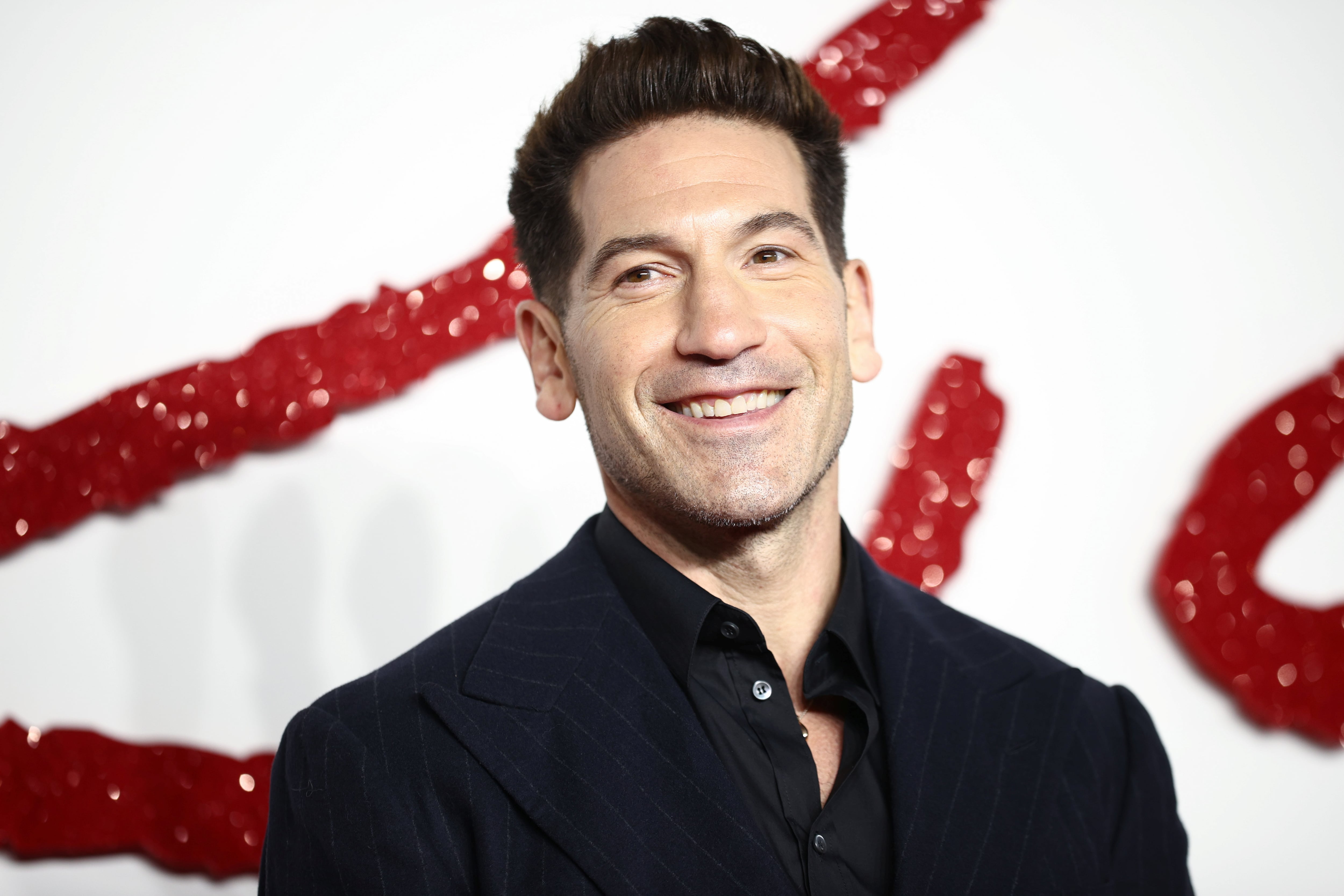 La vulnerabilidad y la experiencia del fracaso son motores creativos clave para Jon Bernthal, quien reconoce que aprender de la crítica fortalece su resiliencia (REUTERS)