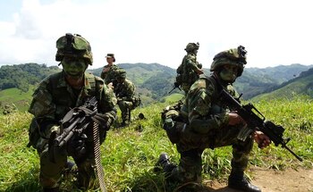 Foto de archivo. Soldados del Ejército Nacional de Colombia hacen guardia durante una operación de erradicación de cultivos de coca en Tarazá, en el departamento de Antioquia, Colombia, 10 de septiemre, 2019. REUTERS/Luis Jaime Acosta