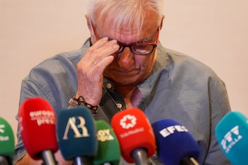09/06/2026 José Antonio Molino, abuelo de la bebe fallecida por quemaduras informa ante los medios sobre el suceso de su nieta. A 9 de junio de 2026 en Sevilla (Andalucía, España). El abuelo y portavoz de la familia paterna de Leyre Montes, la bebé de 16 meses de Bormujos (Sevilla) fallecida tras sufrir quemaduras graves en su cuerpo, José Antonio Molino, ha señalado que la menor presentaba en ocasiones "lesiones o marcas físicas" al pasar del cuidado de su madre a su padre y ha aludido a la existencia de "versiones contradictorias" sobre lo ocurrido el pasado 30 de marzo, cuando, según la versión conocida hasta el momento, la niña sufrió presuntamente quemaduras durante un baño en la vivienda de su abuela materna.
POLITICA
Francisco J. Olmo - Europa Press