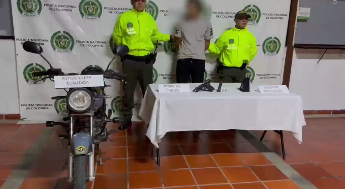 Durante el procedimiento, las autoridades incautaron una pistola con dos cartuchos, la motocicleta utilizada en el hecho y un teléfono celular que hará parte de la investigación. - crédito captura de video