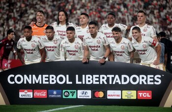 Soccer Football - Copa Libertadores - Group B - Universitario v River Plate - Estadio Monumental, Lima, Peru - April 2, 2025 Universitario players pose for a team group photo before the match REUTERS/Sebastian Castaneda