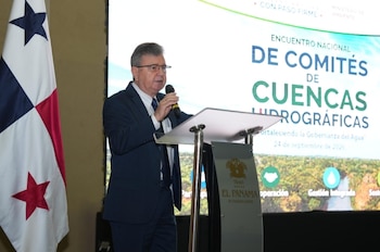 El ministro encargado de Ambiente, Oscar Vallarino, destacó el papel de las cuencas hidrográficas en la vida y el desarrollo del país. (Cortesía)