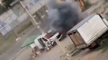 Un dron ruso persigue a un hombre antes de detonar cerca de él y herirlo en Kherson capturas