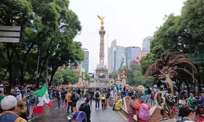 Una multitud de aficionados se congrega frente al Ángel de la Independencia en Ciudad de México para despedir a la Selección Mexicana. (@OVIALCDMX)