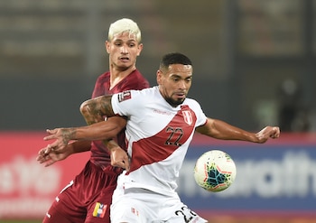 Alexander Callens en un partido con Perú ante Venezuela por Eliminatorias. | Foto: REUTERS