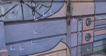 Las balas que quedaron en el portón del centro del Inisa (Captura Subrayado/Canal 10)