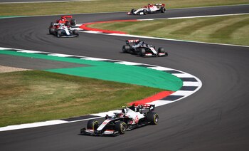 Formula One F1 - Kevin Magnussen encara la curva en Silverstone. Foto: REUTERS/Bryn Lennon