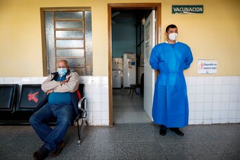 Un adulto mayor espera hoy