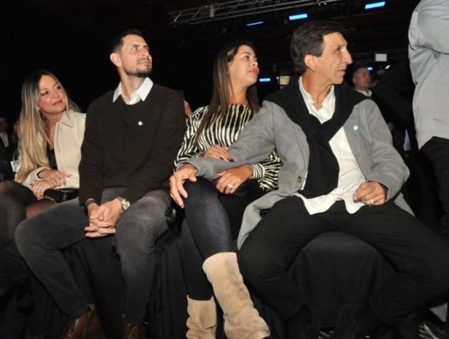 Costas y Arias junto a sus parejas