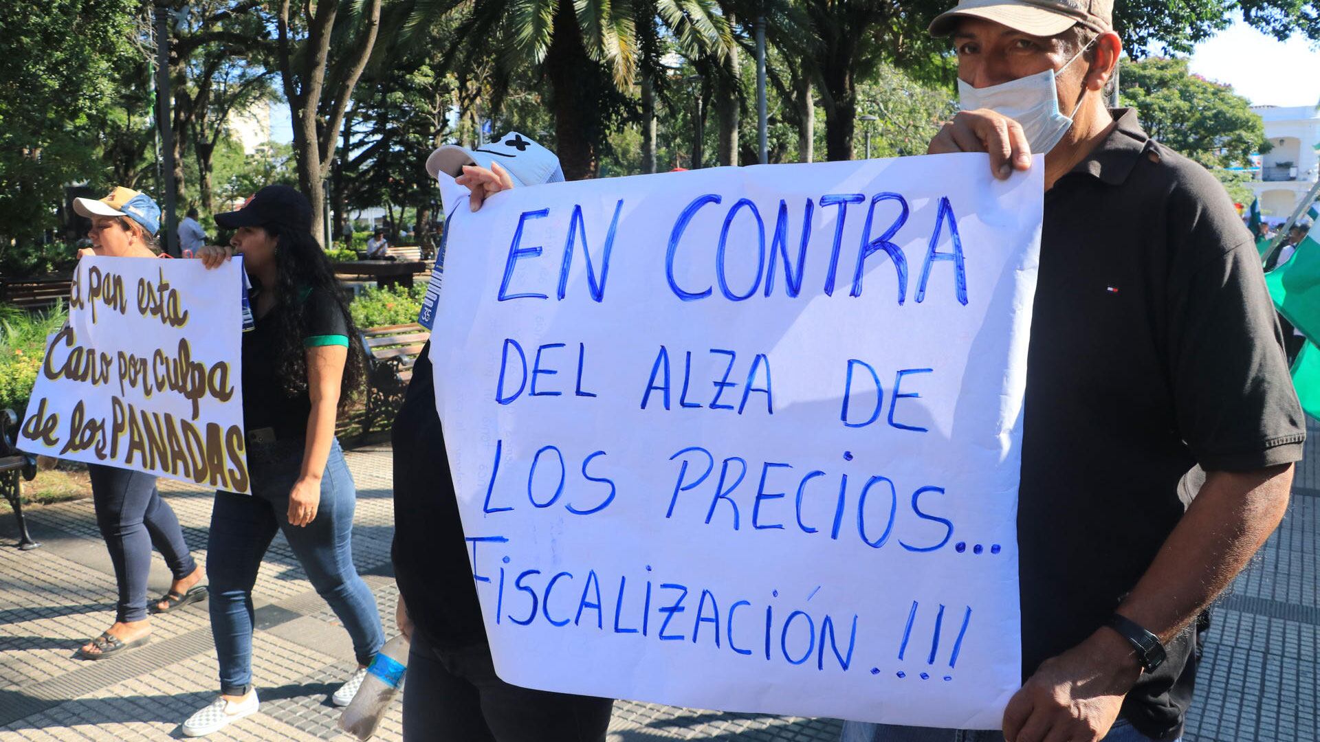 Personas se manifiestan durante una protesta este lunes en Santa Cruz (Bolivia). EFE/Juan Carlos Torrejón
