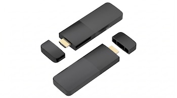 Vista aérea de dos dispositivos de transmisión multimedia negros sin marca, con conectores HDMI y tapas extraídas, sobre un fondo blanco puro.