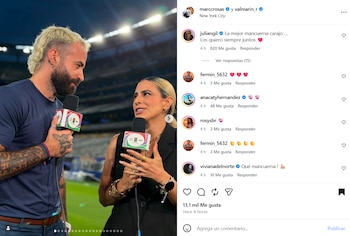 Hombre y mujer con micrófonos con logo ViX en un estadio. El hombre tiene barba y cabello rubio. La mujer tiene cabello rubio con mechas y joyería