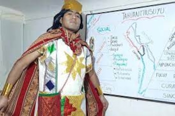 En medio del aula, Juan Quispe rapea sobre los 14 incas del Imperio para que sus alumnos los recuerden fácilmente.
Foto: Andina