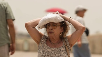 Soluciones creativas (y económicas) contra el calor al alcance de la mano de los españoles que no tienen aire acondicionado ni en sus lugares de trabajo
