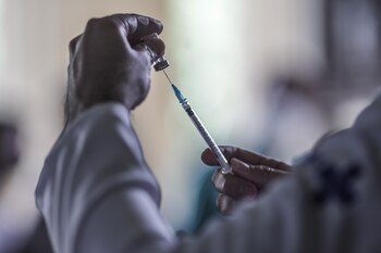 Personal médico preparando una dosis