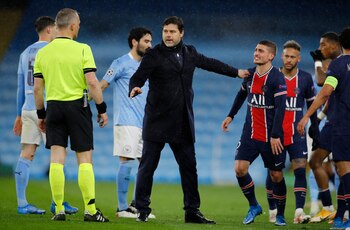 Pochettino separa a sus jugadores del árbitro (Foto: Reuters)