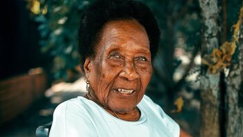 Mujer colombiana va por el