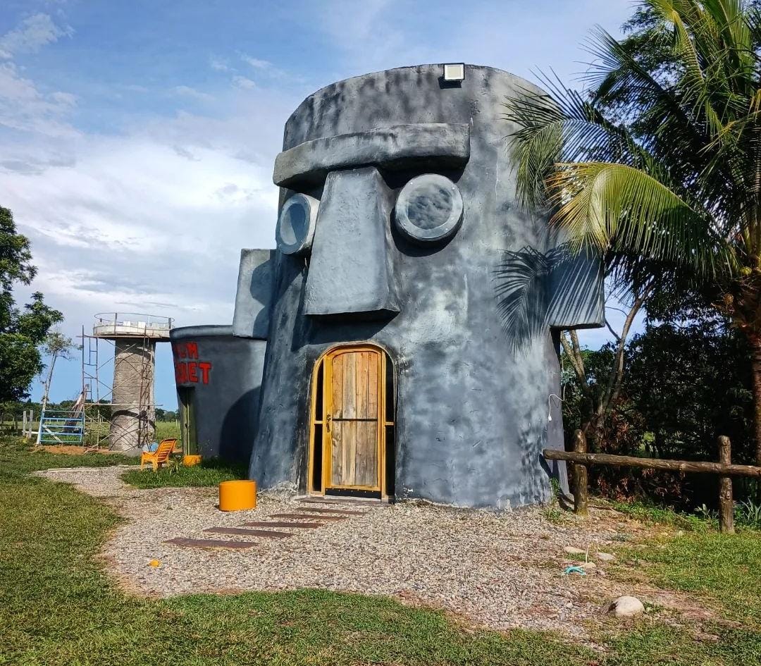 Entre lagunas y cascadas, los huéspedes pueden disfrutar de cabañas inspiradas en personajes como Patricio y Calamardo - crédito tomilloezequiel / Instagram