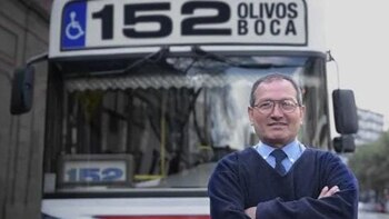 Rogelio López delante del colectivo