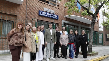 Barbón cierra su viaje a Argentina visitando la Residencia Tinetense de Buenos Aires