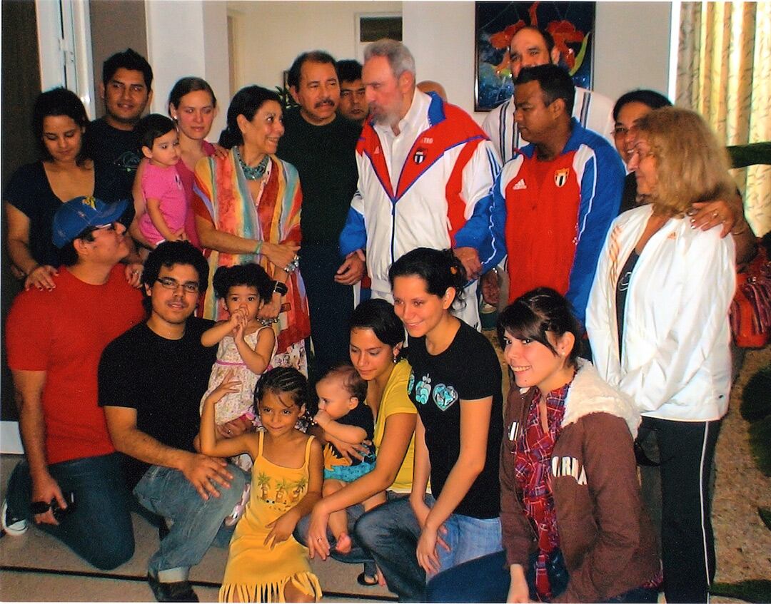La familia Ortega Murillo con frecuencia visitaba al dictador cubano. (Foto 19 Digital)