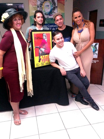 Fotografía de archivo fechada el 15 de octubre de 2015 que muestra a la activista transgénero Soraya Santiago (i), mientras posa junto a los codirectores del documental "Mala Mala" Dan Sickles (2-i) y Antonio Santiago (2-d), la transexual Ivana Fred (d) y Alberic Prado (c-sentado) en San Juan (Puerto Rico). EFE/Jorge Muñiz
