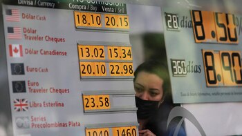 A bank employee enters new figures showing the exchange rates of the Mexican peso against the U.S. dollar and the euro at a bank in Mexico City, Mexico August 5, 2024.REUTERS/Henry Romero