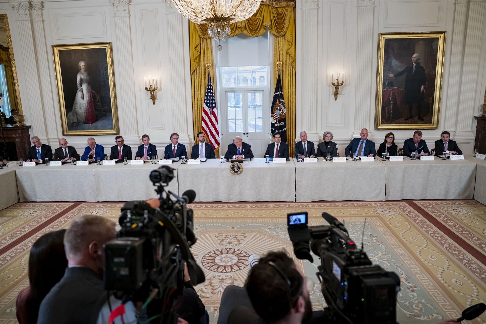 Donald Trump durante declaraciones sobre política petrolera hacia Venezuela