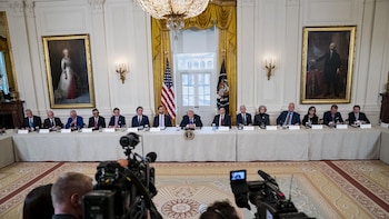 Trump sugiere dejar fuera a