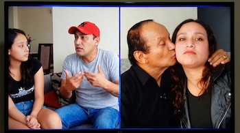 Pantalla dividida: izquierda, un hombre con gorra roja y una joven sentados; derecha, un hombre besando la mejilla de una mujer con chaqueta de cuero.