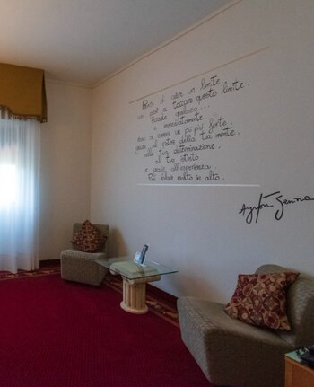 La frase en la habitación