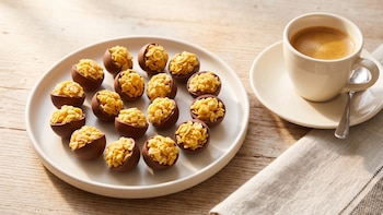 Receta de bolitas crujientes de chocolate para acompañar tu café, con solo tres ingredientes y sin horno