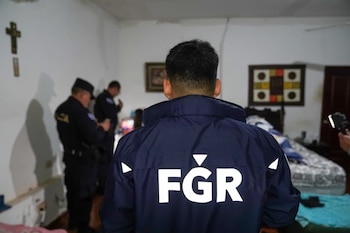 La PNC de El Salvador capturó a seis personas acusadas de integrar una red de contrabando de celulares de alta gama y consolas de videojuegos provenientes de Estados Unidos./ (Fiscalía General de la República)